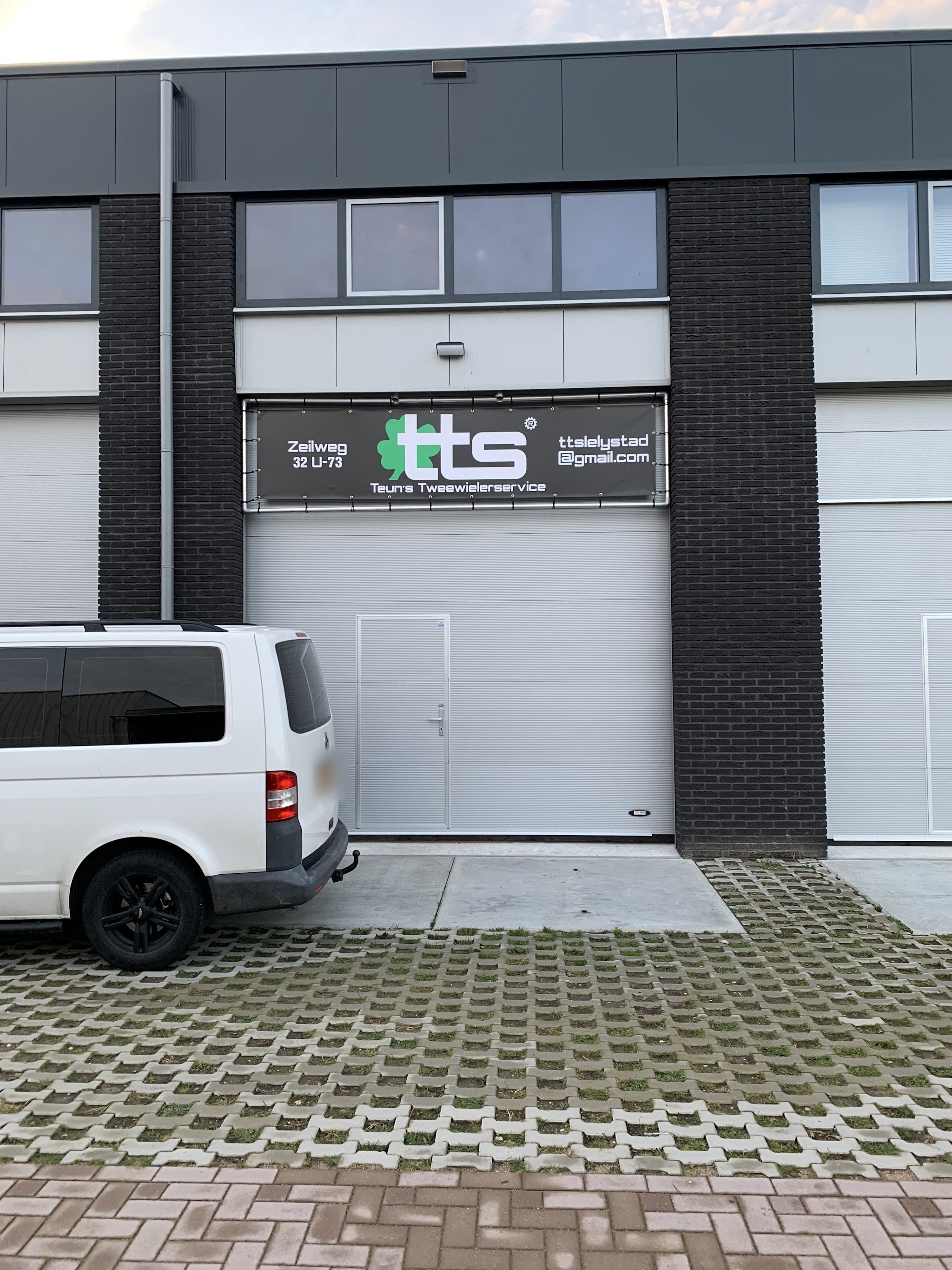 De werkplaats van Teun’s Tweewielerservice aan de Zeilweg, unit U-73, met het logobanner boven de roldeur
